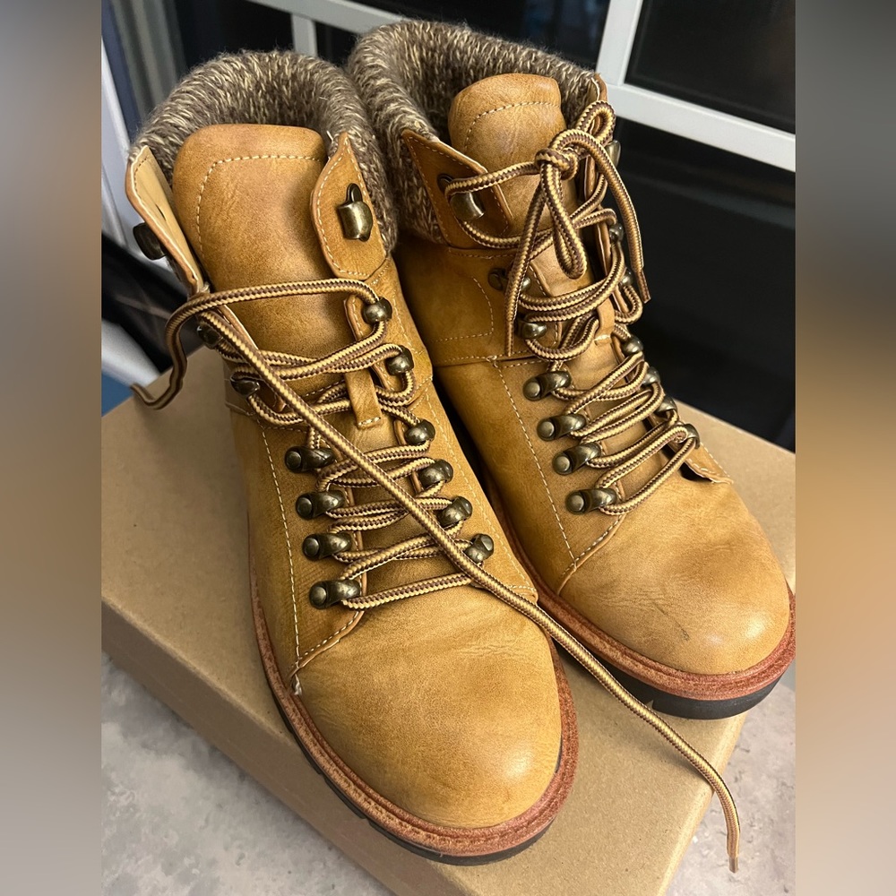 Mia | Knit Sweater Cuff | Boots | Sz 7.5 |